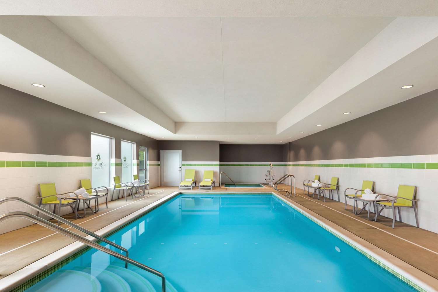 La Quinta Inn And Suites by Wyndham Burlington 8/22