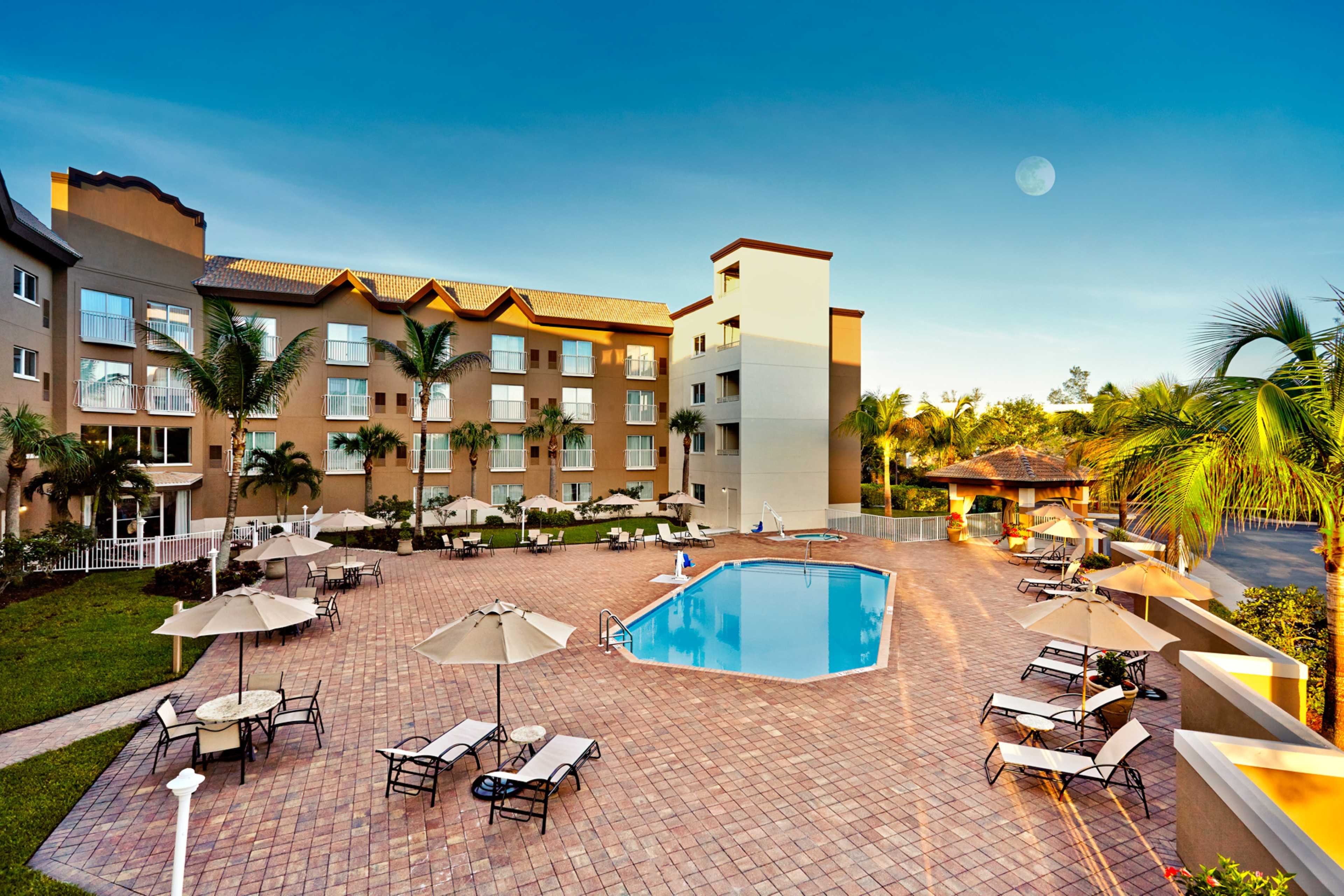 Holiday Inn Express and Suites Naples Downtown 62/64