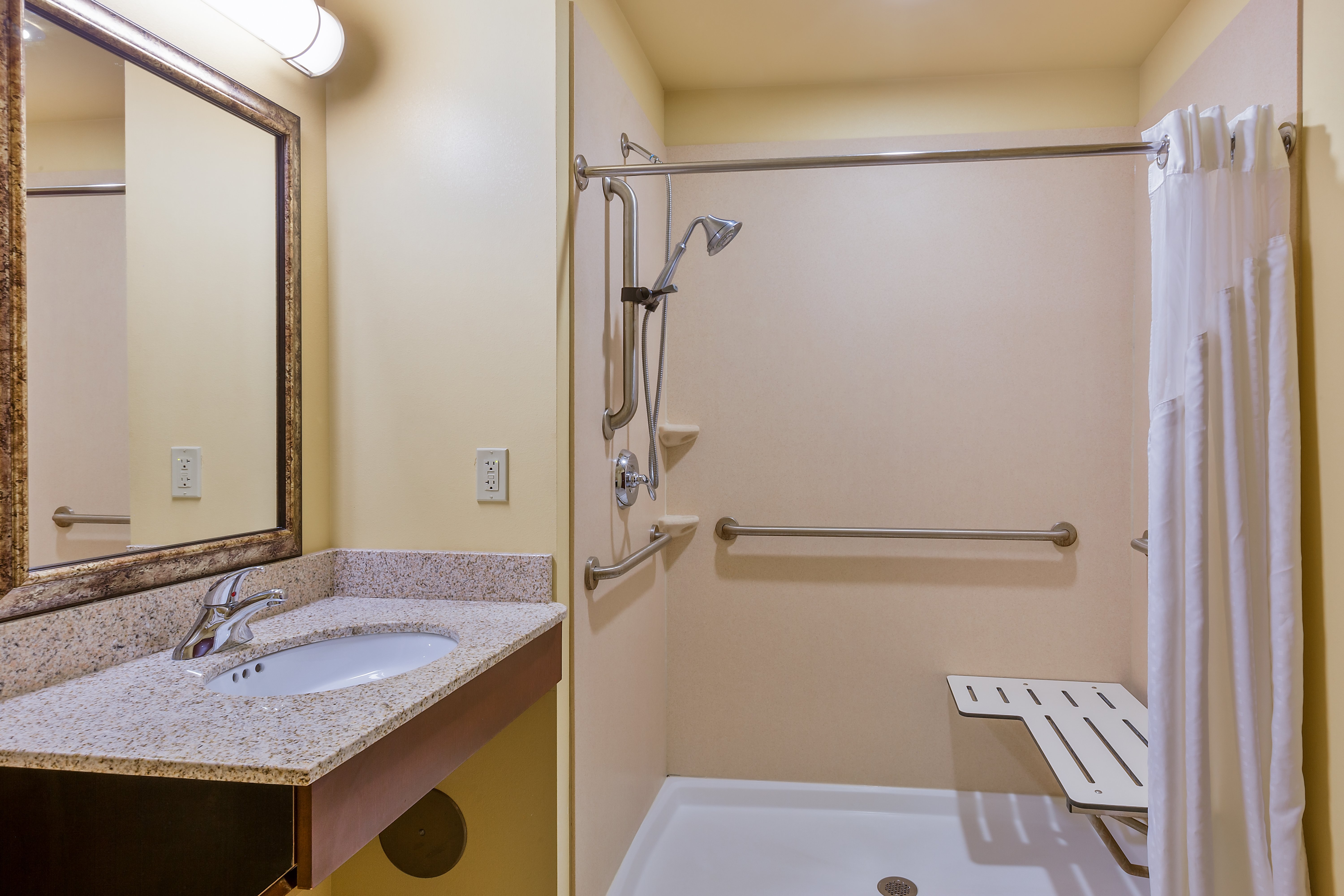 Holiday Inn Express Hotel and Suites Salina 58/62