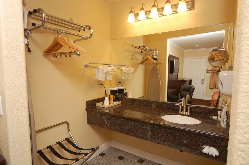 Monterey Surf Inn 14/40