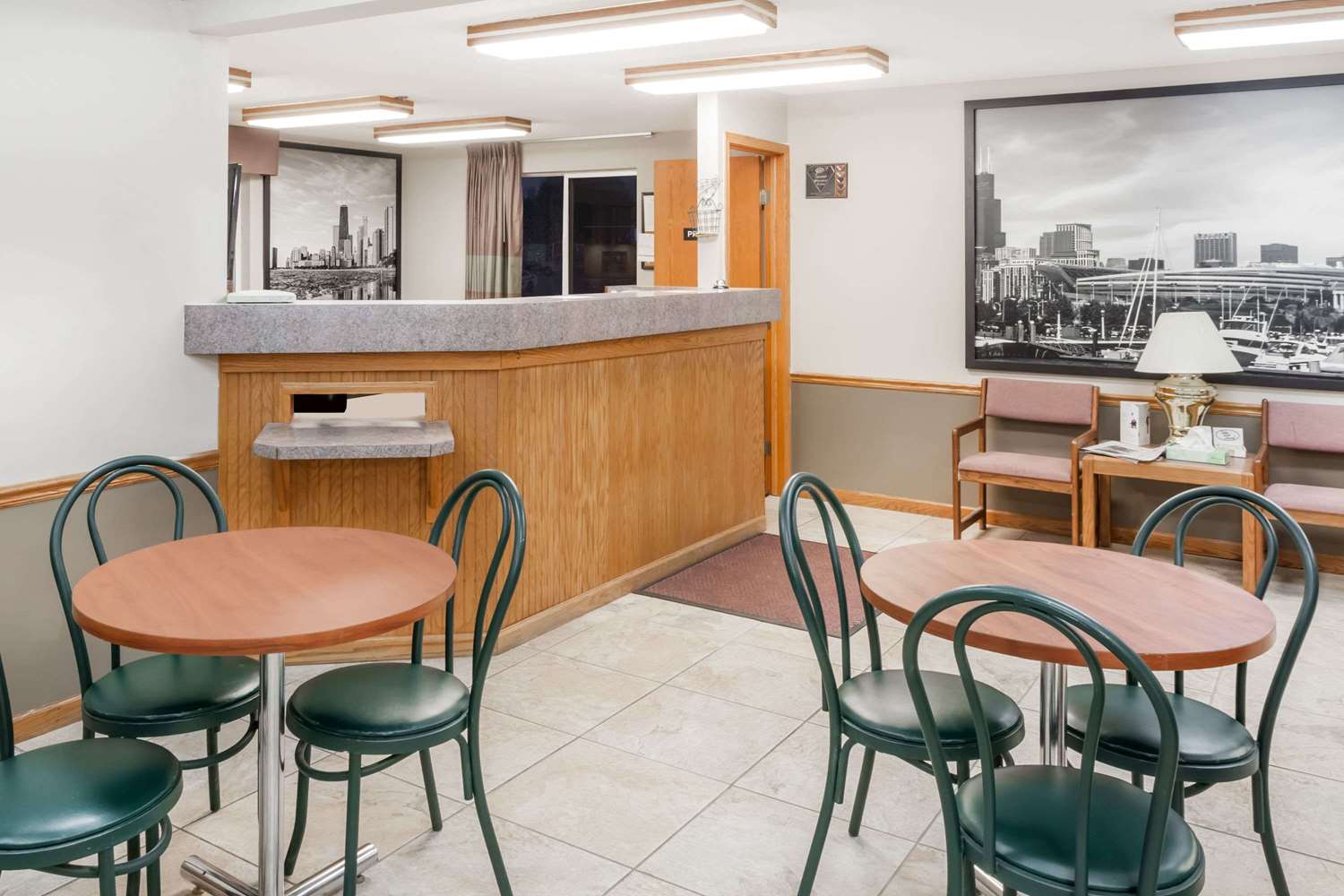 Super 8 by Wyndham Watseka 2/6