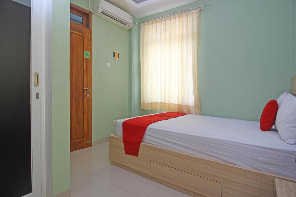 RedDoorz near Solo Balapan Station 4/18