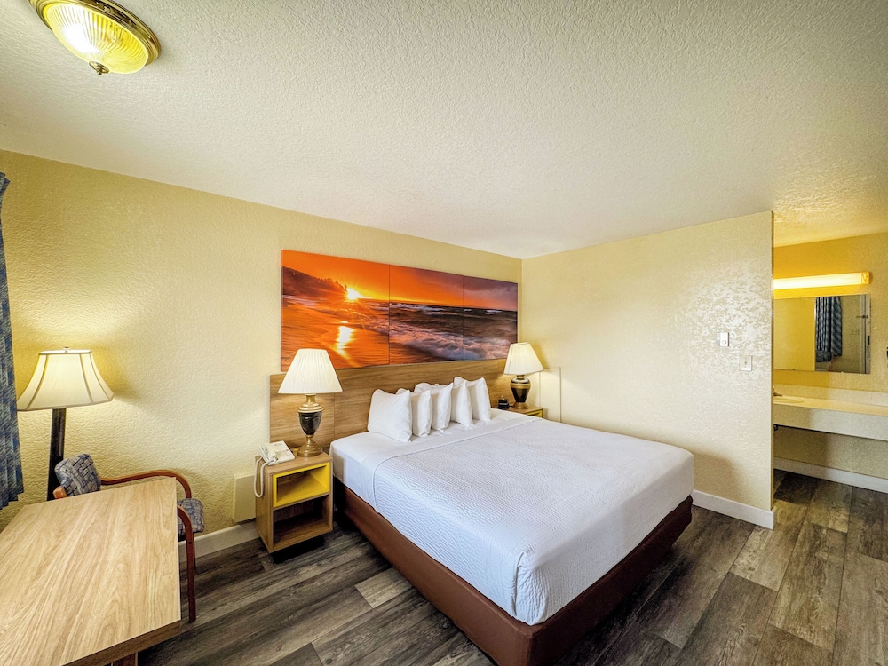 غرفة بسرير كينج لذوي الإعاقة، Days Inn By Wyndham Mackinaw City - Lakeview 7/10