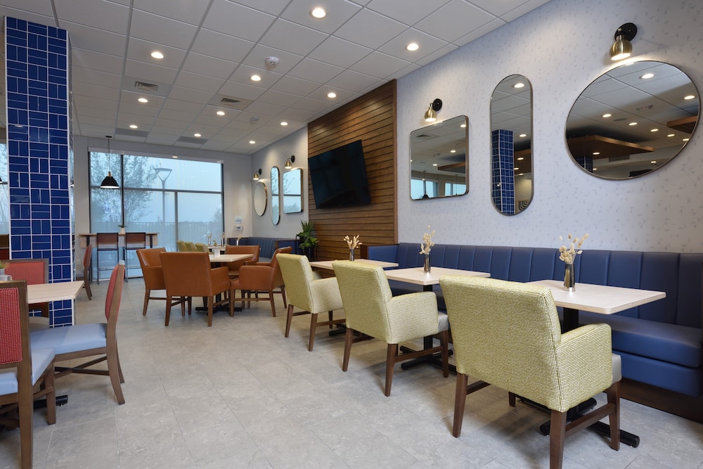 Holiday Inn Express and Suites Houston North Woodlands Area 56/70