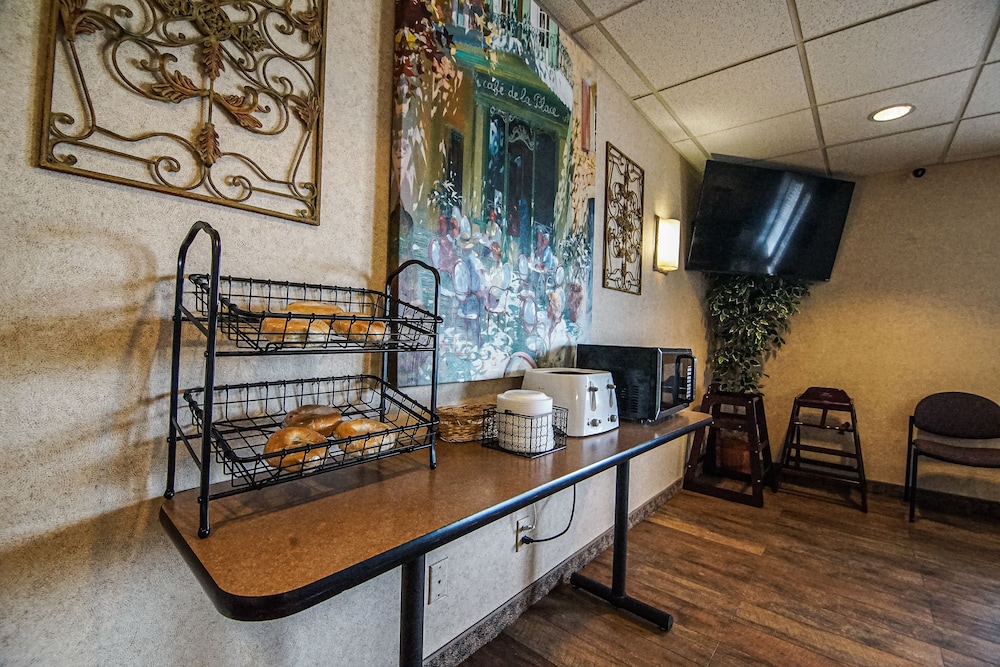 Travelodge by Wyndham Colorado Springs Airport/Peterson AFB 38/44