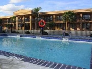 Days Inn By Wyndham Lake Charles 3/32