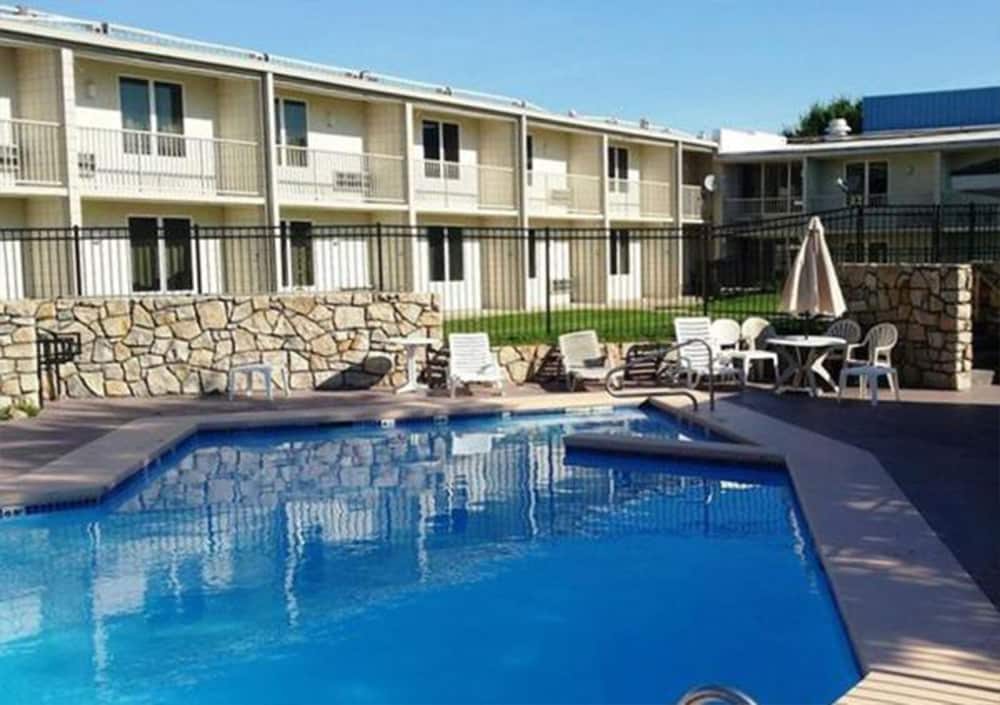 Countryside Suites Kansas City Independence I 70e Sports Complex Hotel 7/40