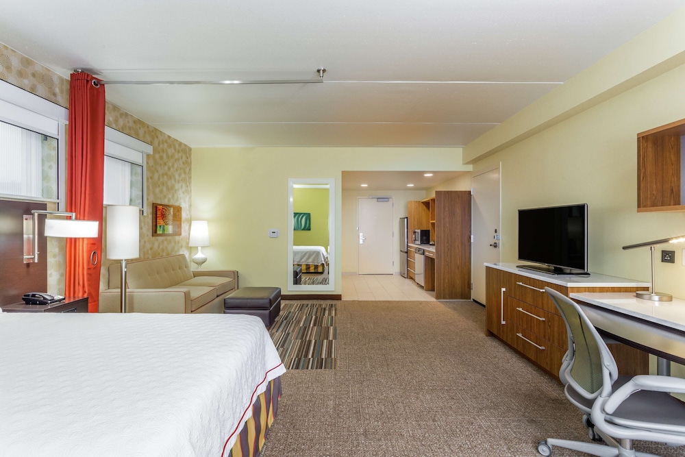Studio, Queen Bed, Bathtub, Accessible
