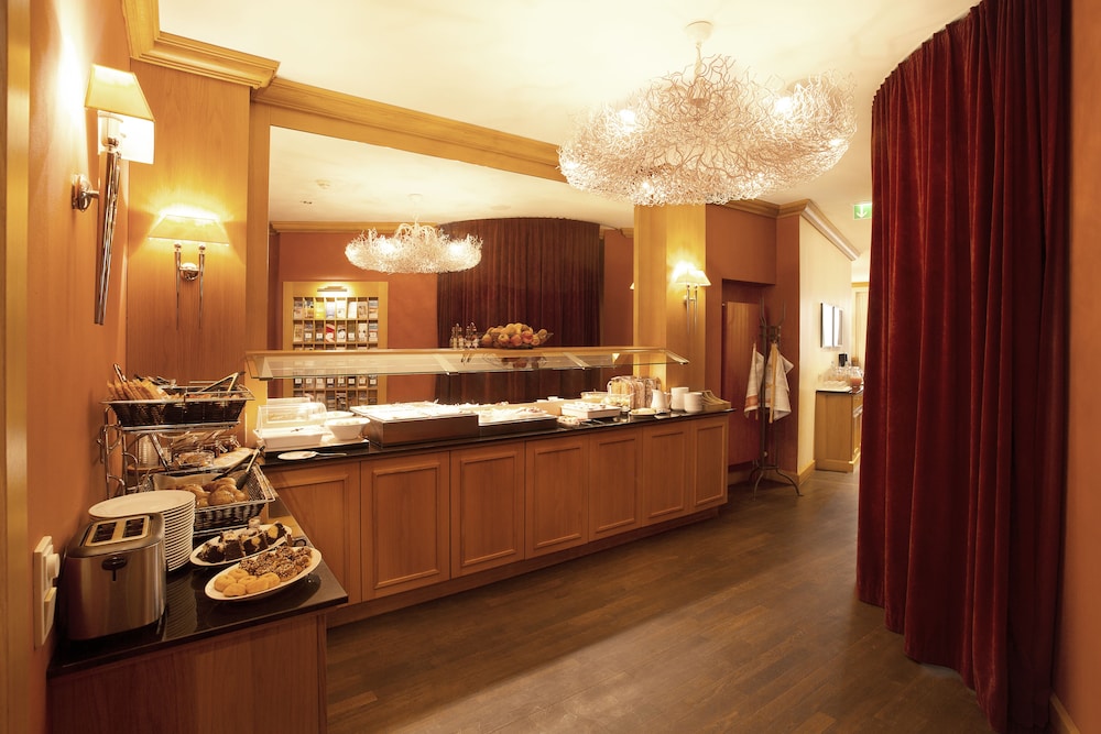 Townhouse Hotel 4/37