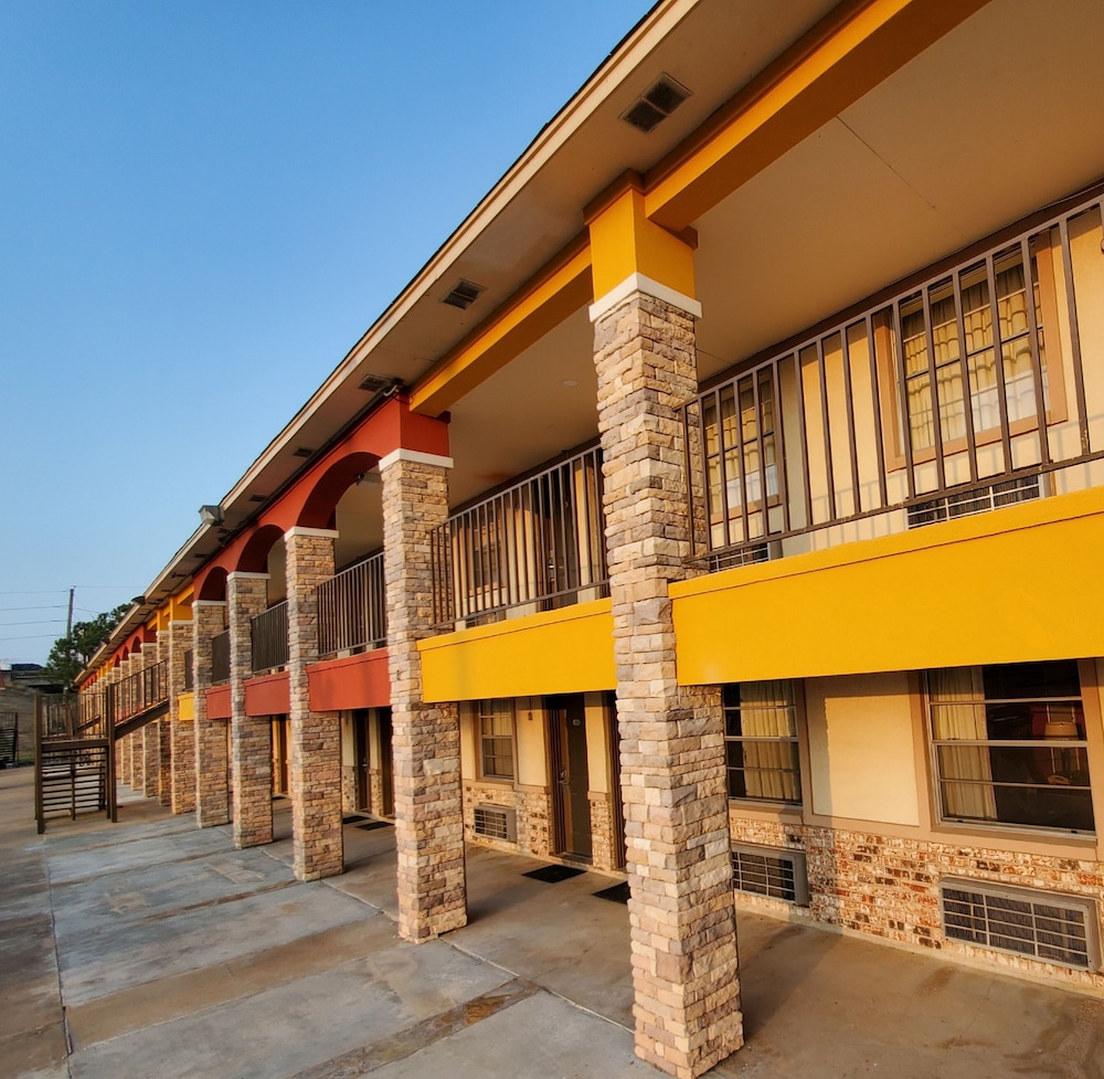 Econo Lodge Inn & Suites Sealy 11/52