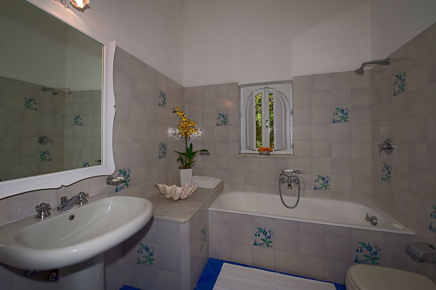 2 BEDROOMS, APARTMENT, DOUBLE AND TWIN BEDS, SEA VIEW