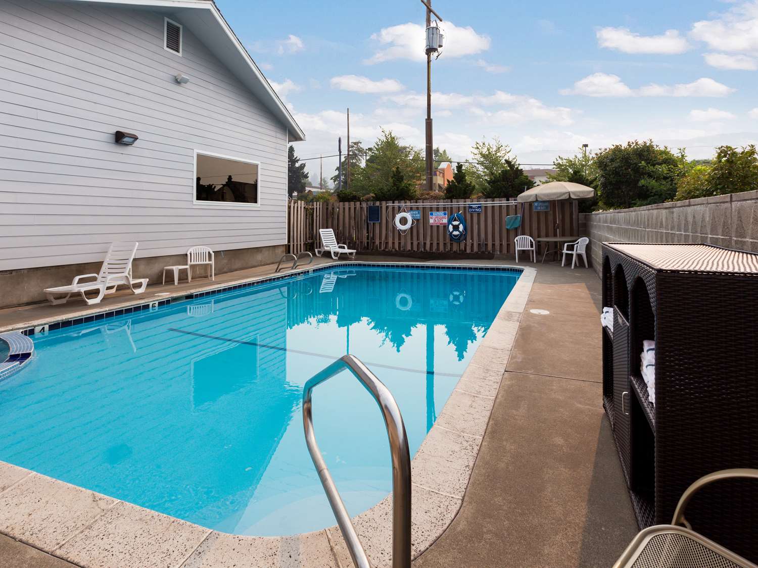 Red Lion Inn & Suites Grants Pass 4/10