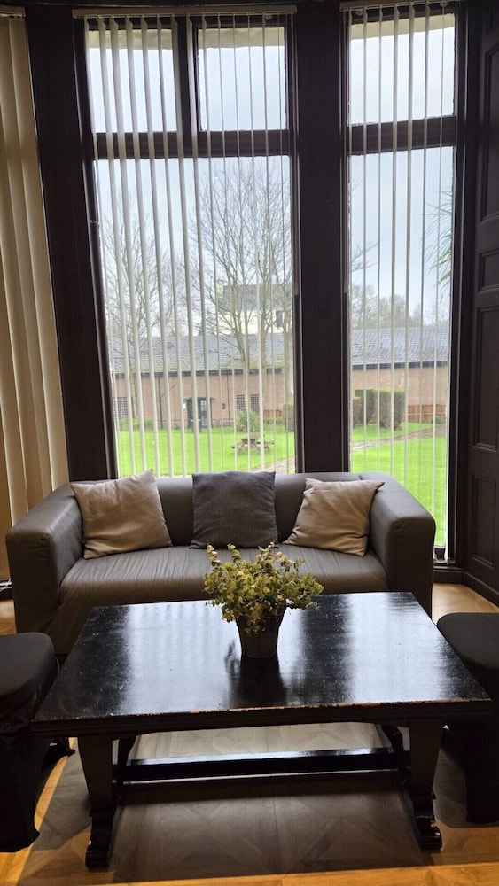 Devonshire House Hotel 27/50