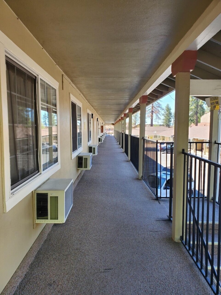 Bluebird Day Inn & Suites 3/68