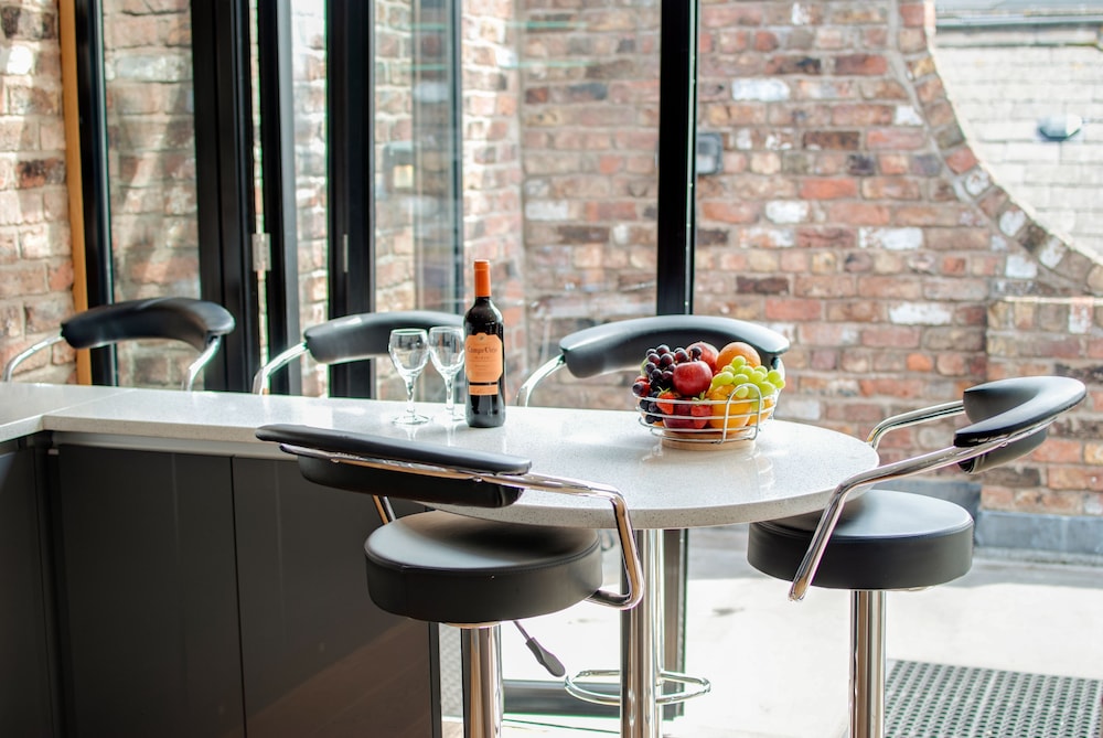 Base Serviced Apartments - Sir Thomas Street 49/57