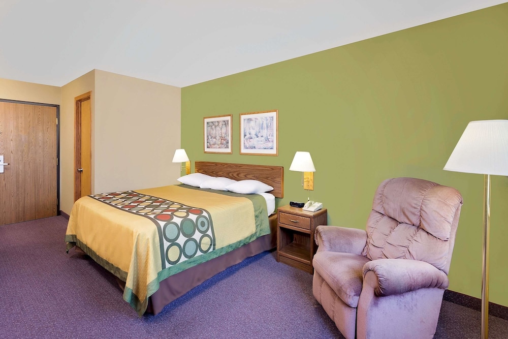 Super 8 by Wyndham Dyersville near Field of Dreams 11/36