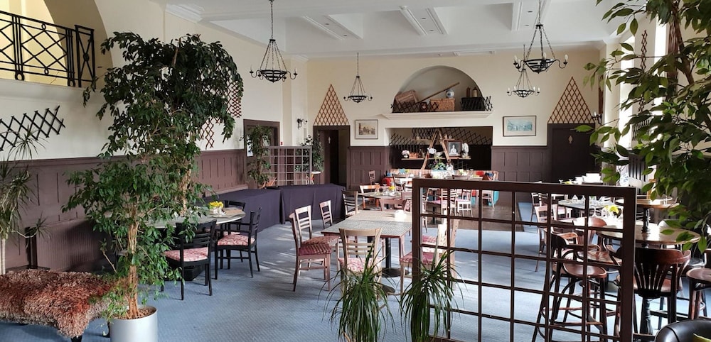 Devonshire House Hotel 24/50