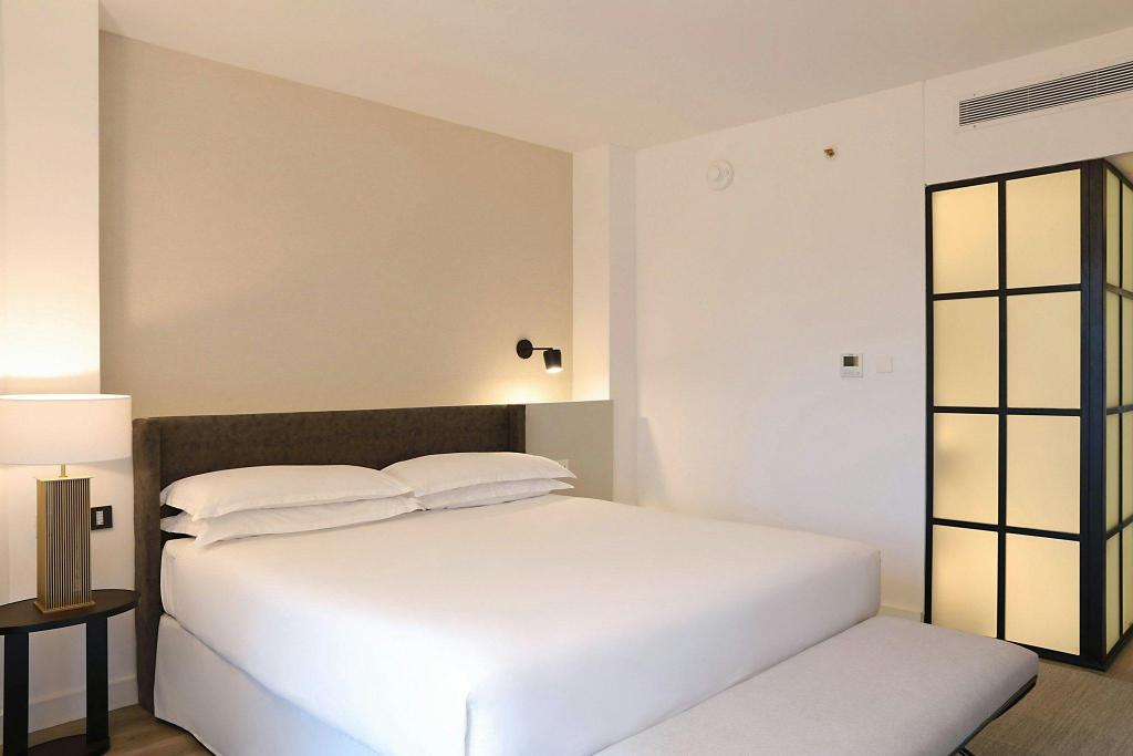 1 Bedroom, Executive, Suite, King Bed, Pool Access, Club Floor, Corner