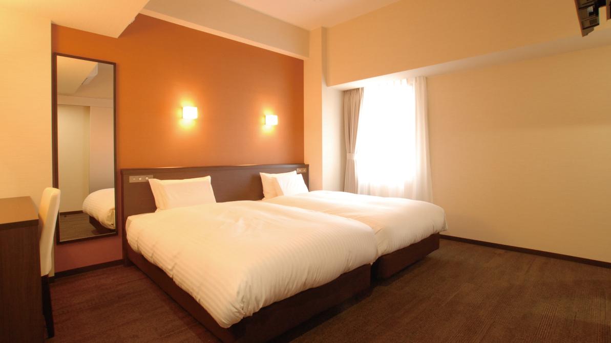 Universal, Twin Beds