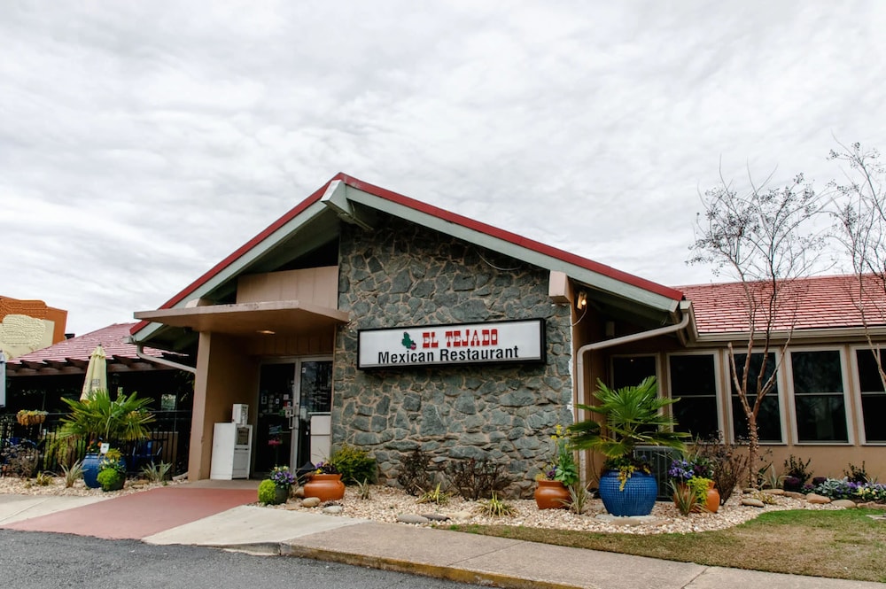 Travelodge By Wyndham Forsyth Ex Econo Lodge Forsyth 1/21