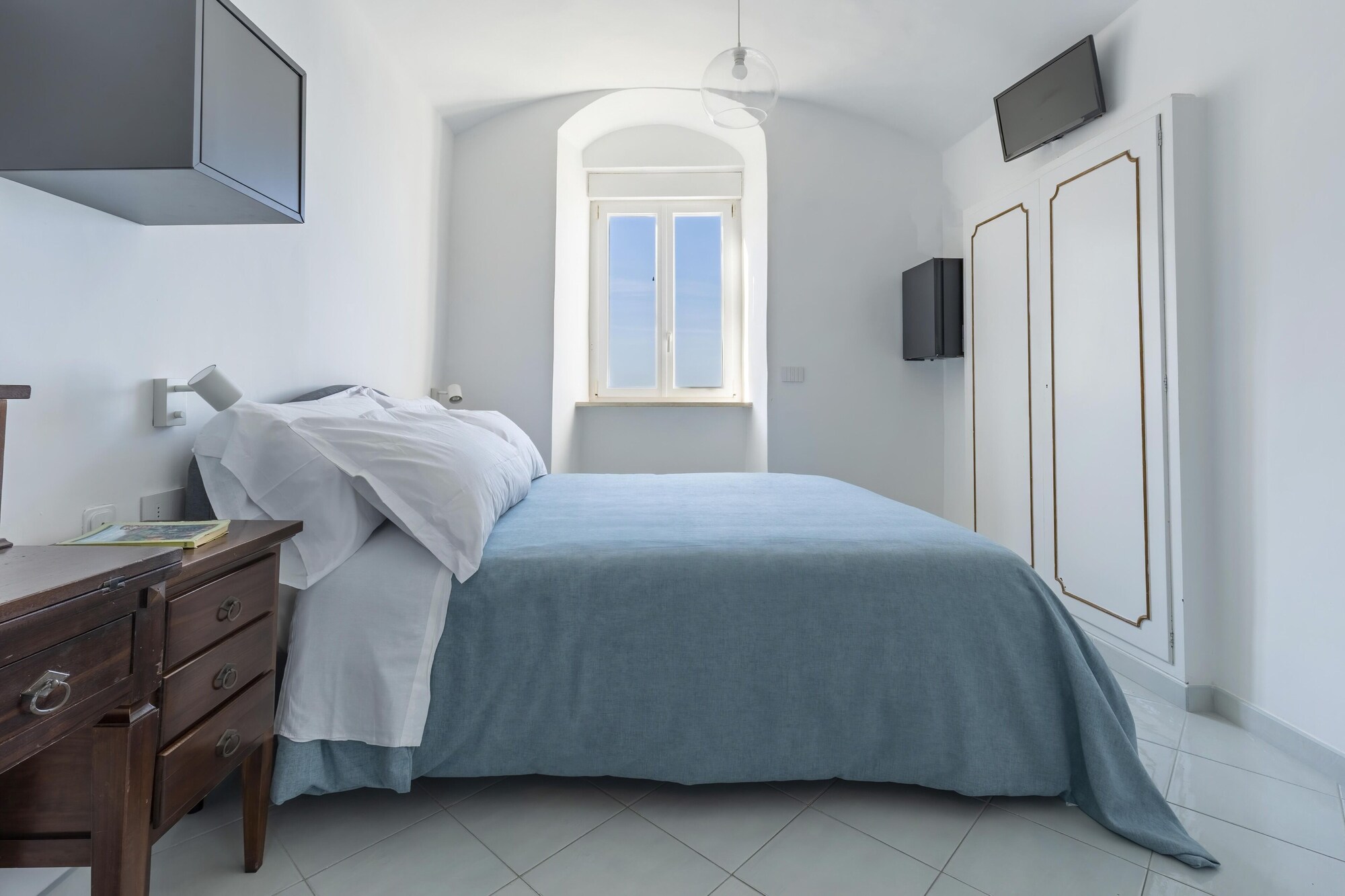 BASIC, QUEEN BED, SEA VIEW