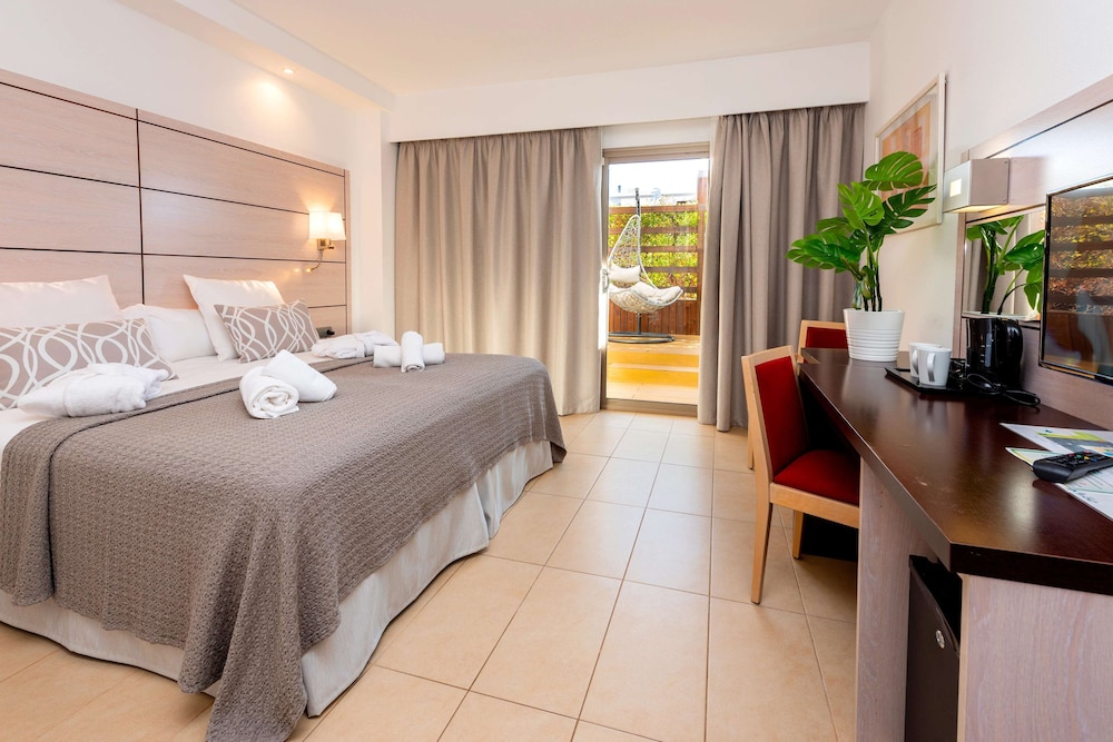 غرفة سوبيريور ديلوكس بسريرين منفصلين بشرفة، Hotel Puchet Ibiza 5/10