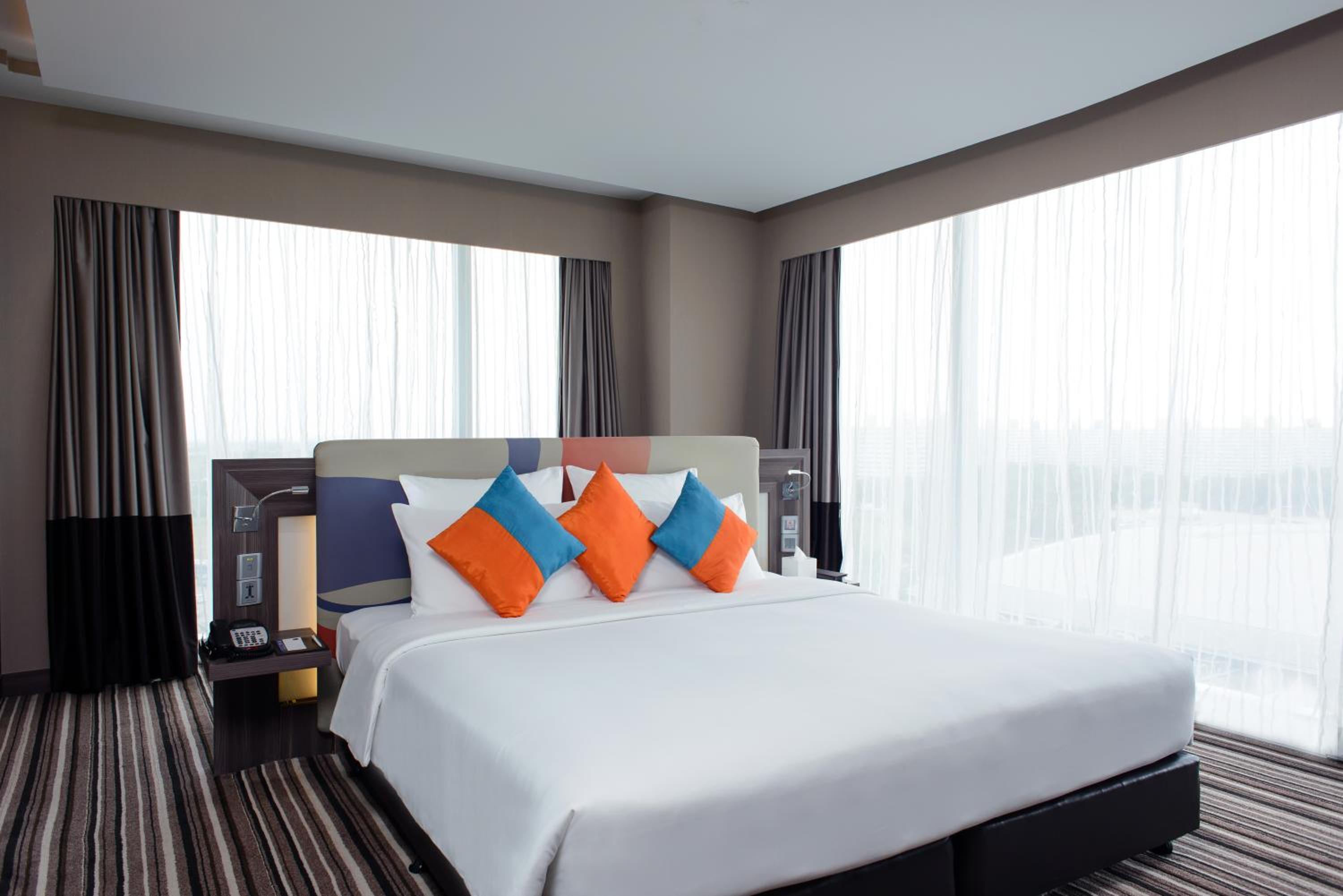 جناح بريميير، Novotel Bangkok Impact 6/10