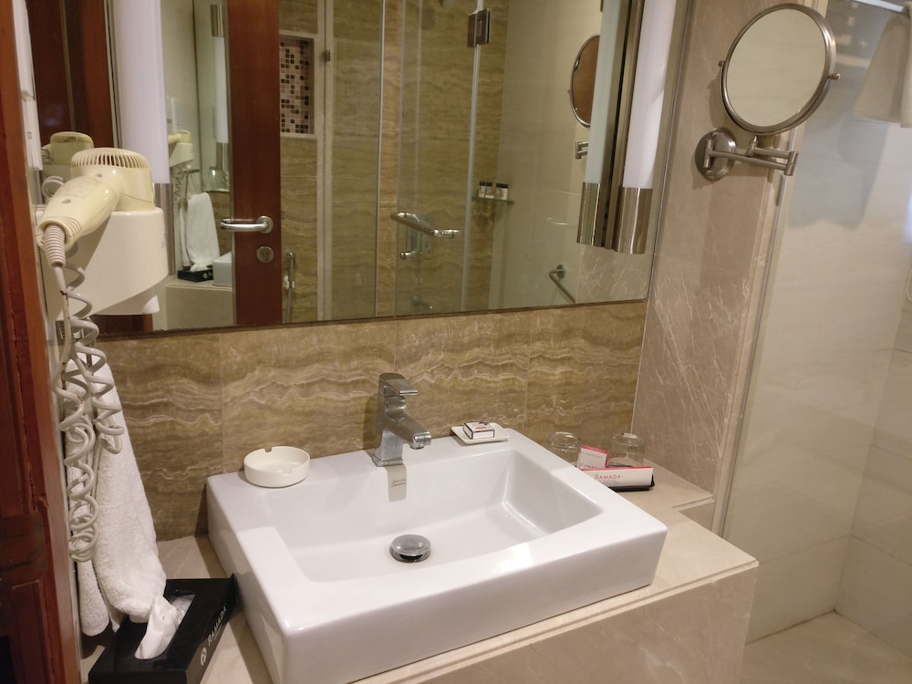 JUNIOR SUITE, KING BED