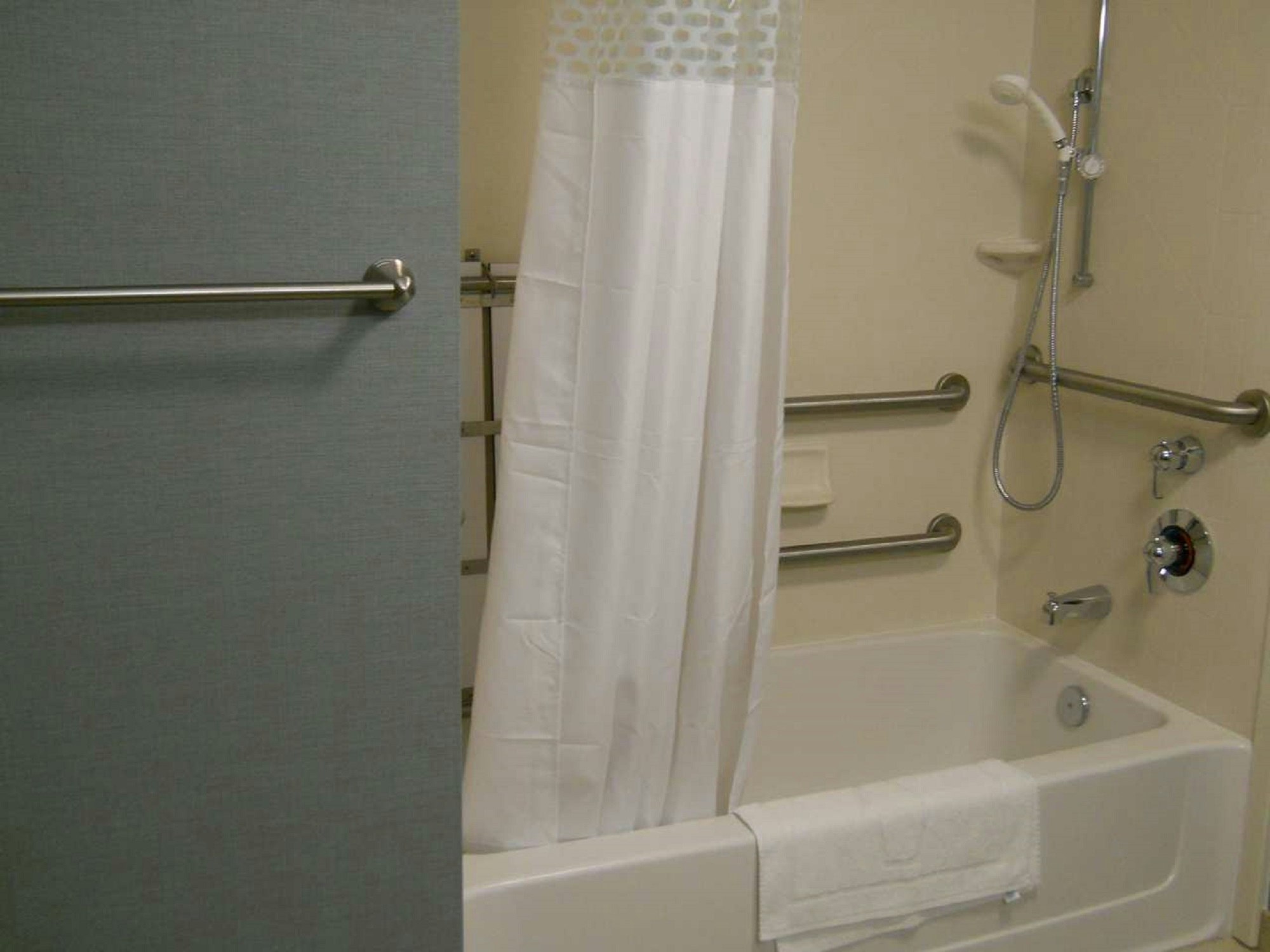 غرفة بسرير كينج لذوي الإعاقة، Hampton Inn Suites Birmingham 280 East Eagle Point 2/2