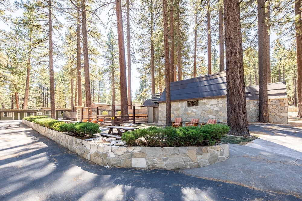 Emerald Bay Lodge 35/40