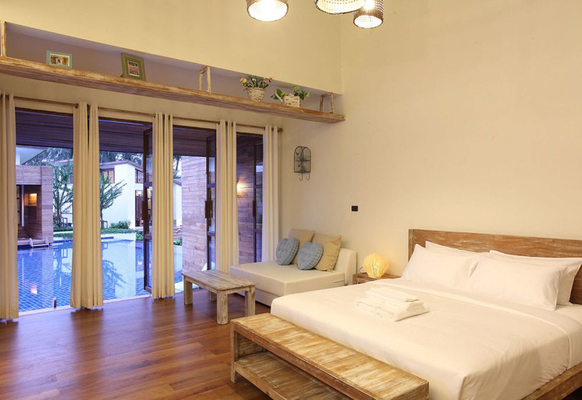 VILLA, POOL ACCESS