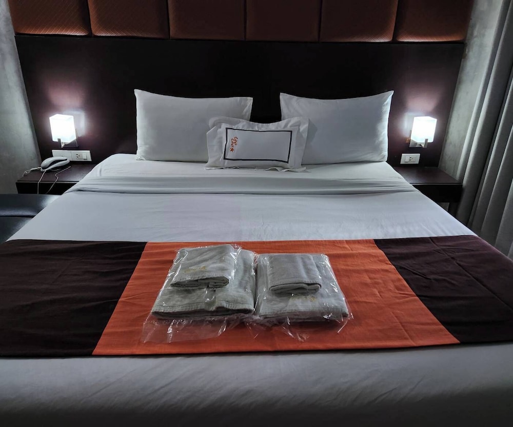 Collection O The Bangkok Cha Cha Suite 36/56