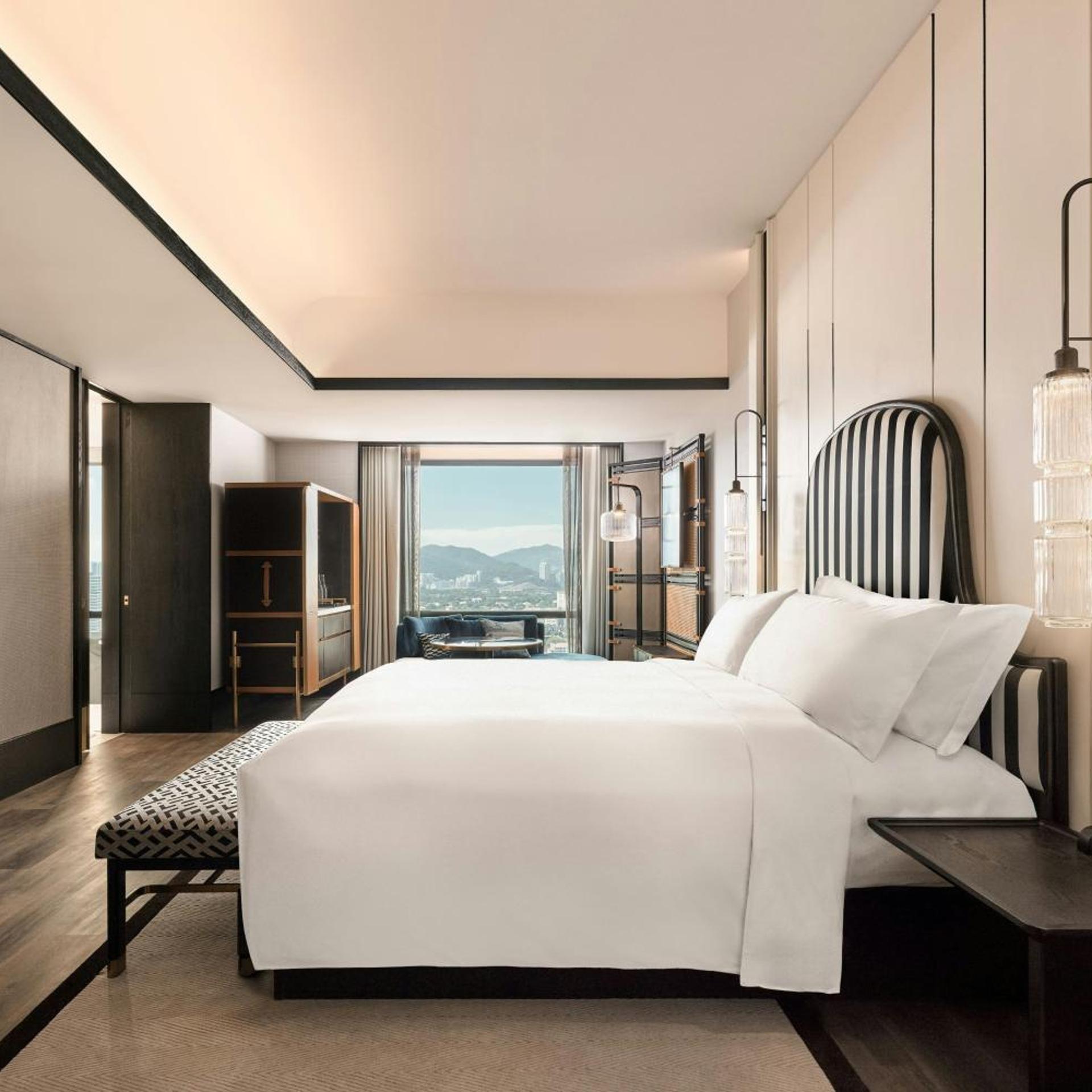 Traders, King Bed, City View