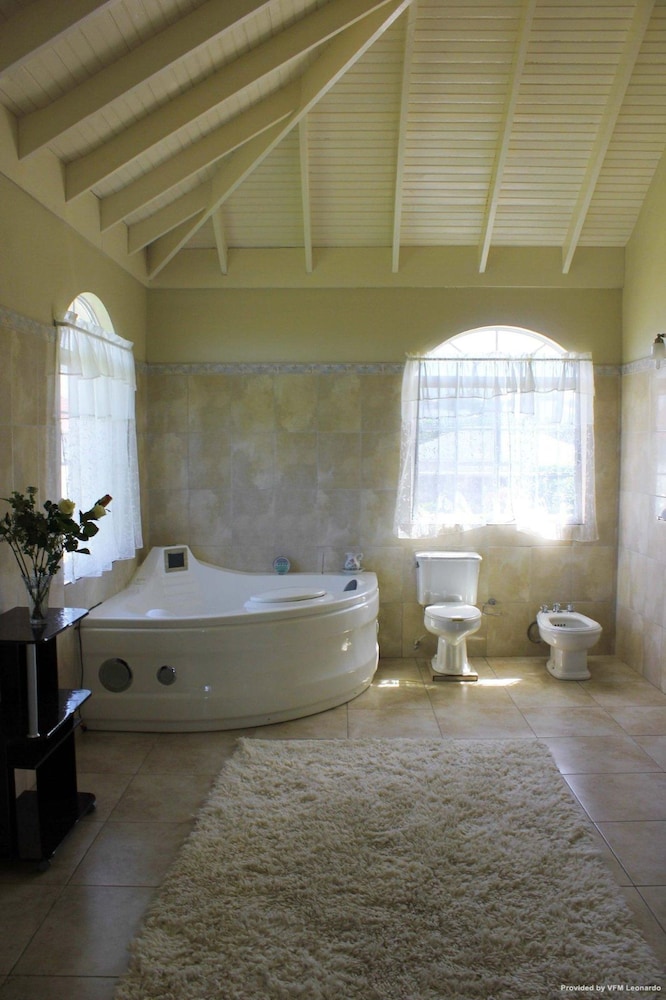 Retreat Guesthouse Luxury Suites 24/50
