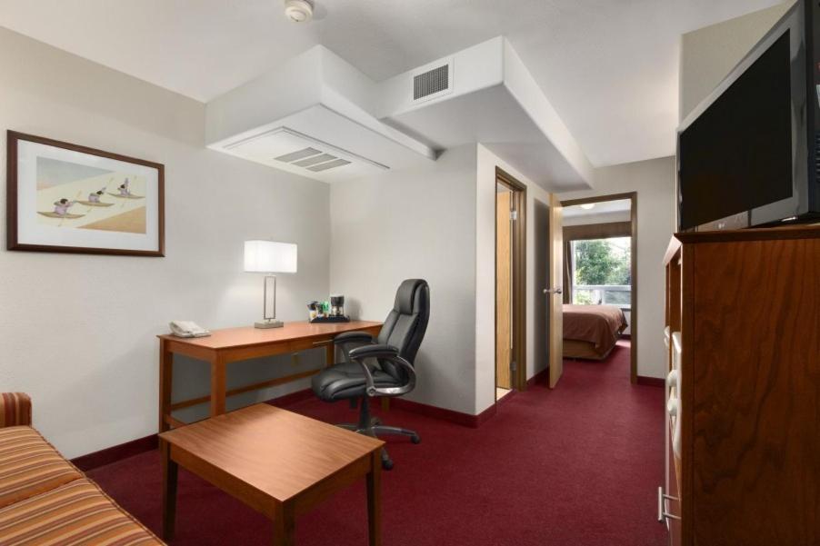 Super 8 by Wyndham Yellowknife 10/39