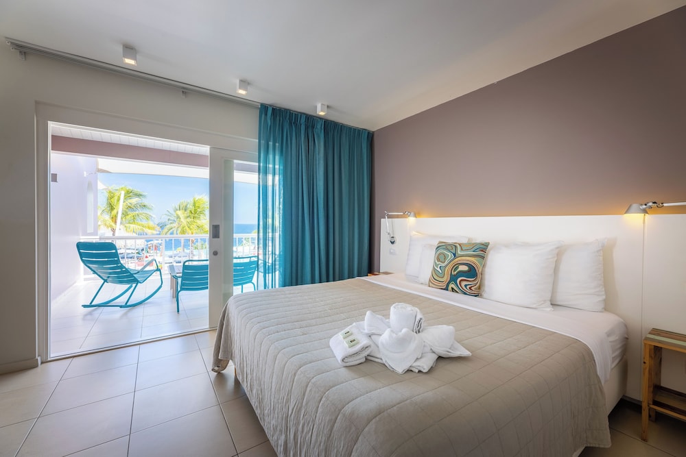 Deluxe, King Bed, Partial Ocean View, Pool Access