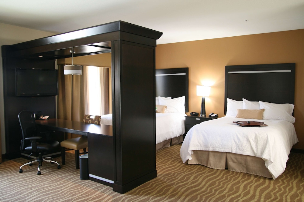 Hampton Inn and Suites Cleburne 22/78