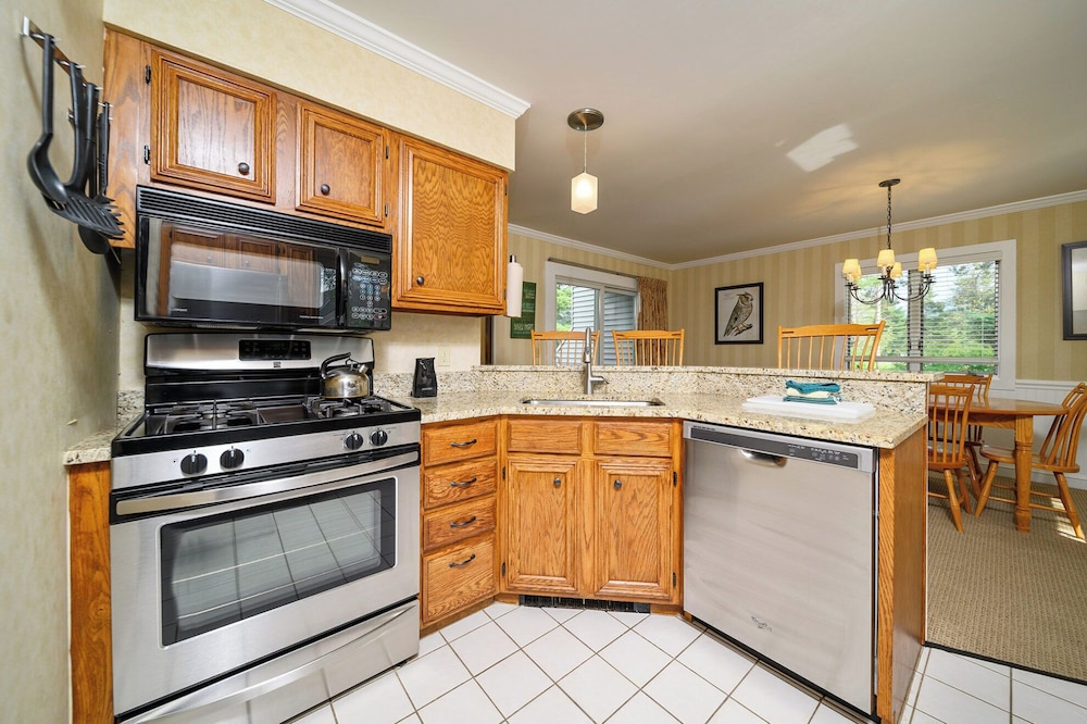 3 Bedrooms, Town House, 2 King Beds, 2 Queen Beds, Mountain View