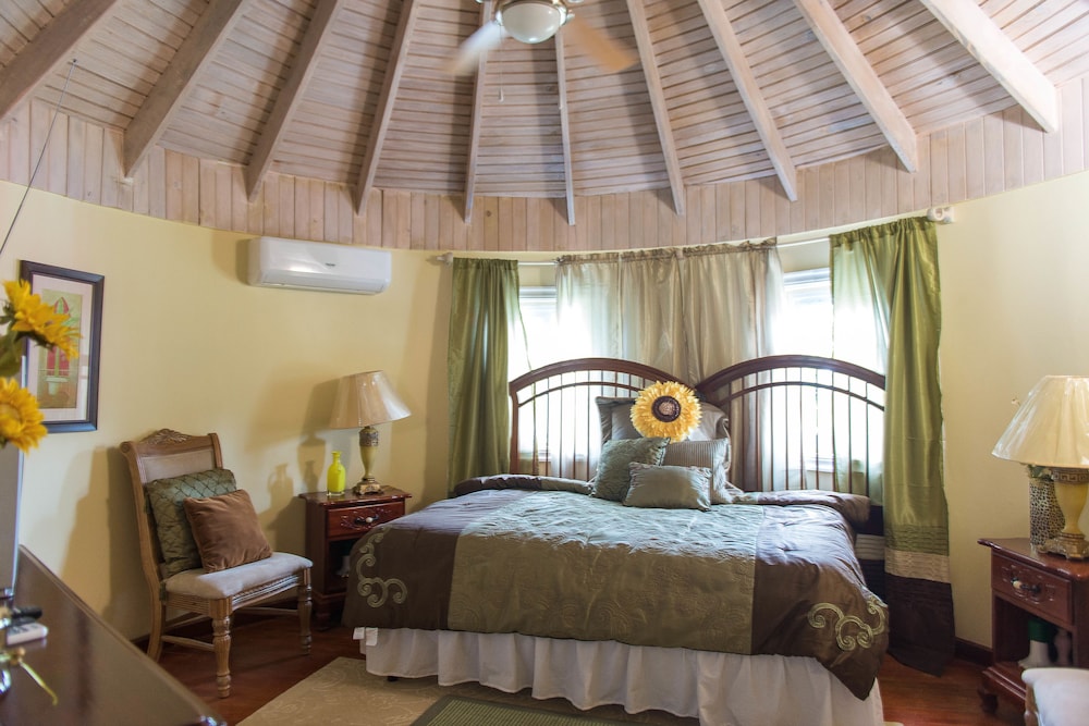 2 BEDROOMS, SUITE, BALCONY