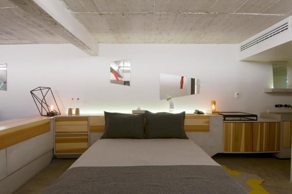 Carlota Hotel 34/50