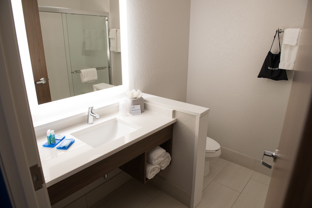 Holiday Inn Express And Suites Warsaw E Center 19/49