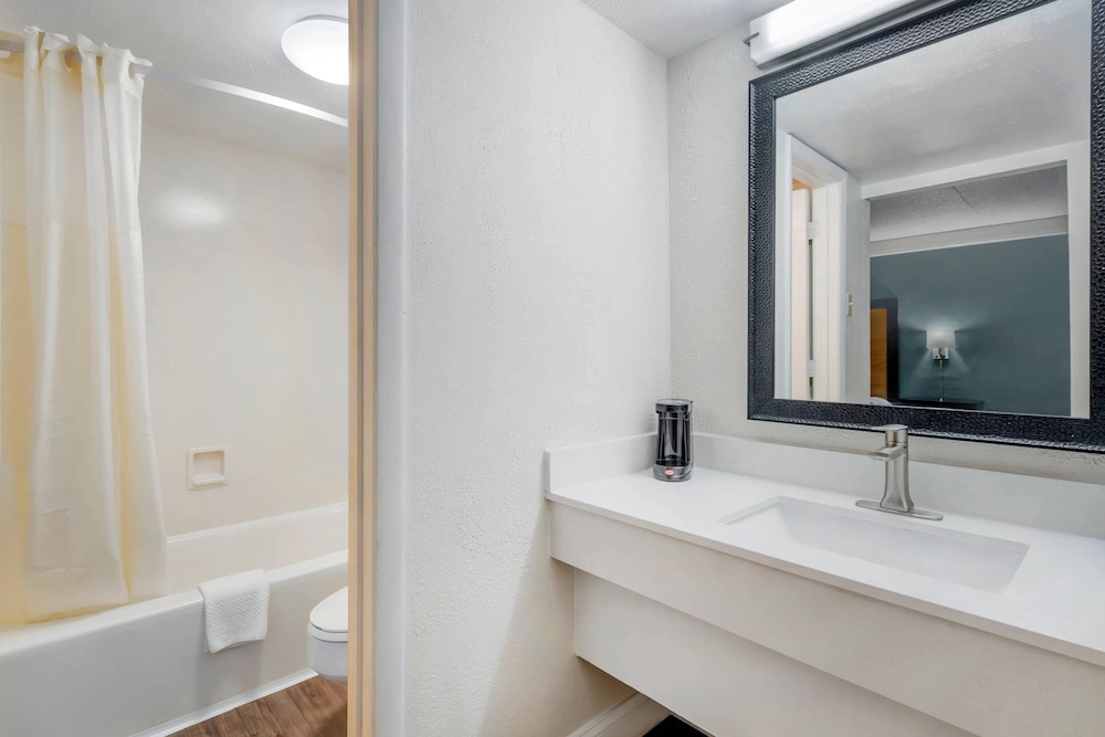 Quality Inn & Suites North Charleston Ashley Phosphate 48/50
