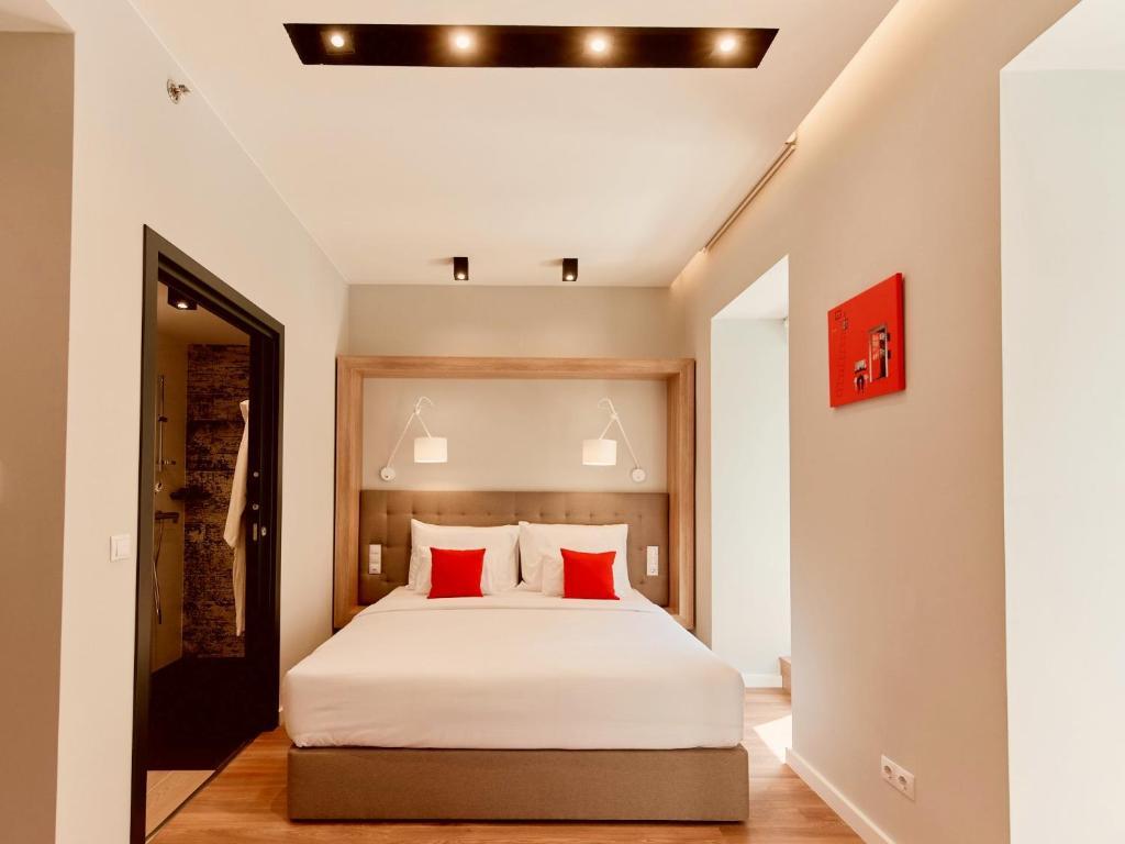 Smart, Queen Bed