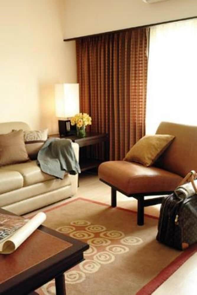 Rose Hotel 38/50