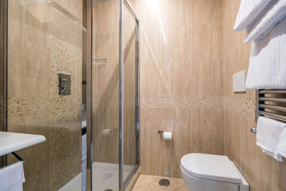 غرفة ثلاثية بسرير مزدوج وسرير فردي، Comfort Hotel Bolivar 4/5