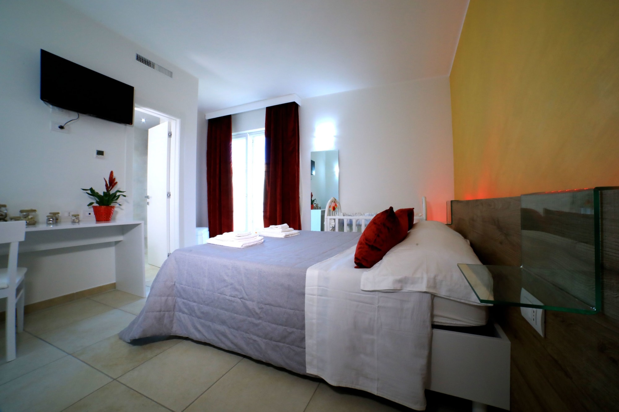 CLASSIC, QUEEN BED, BALCONY