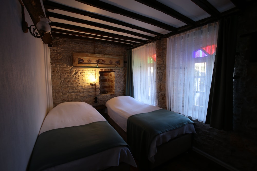 LUXURY, TWIN BEDS