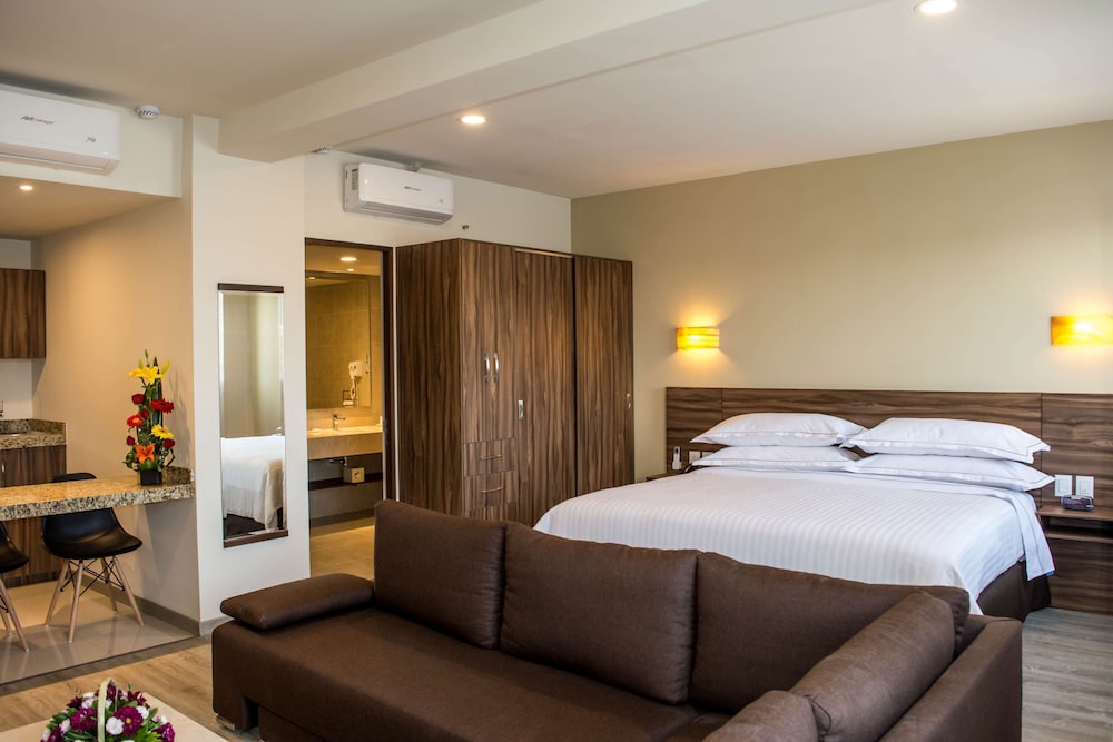JUNIOR SUITE, KING BED, KITCHENETTE