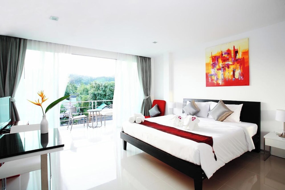 One World One Home Naiharn Hotel by ZUZU 10/50
