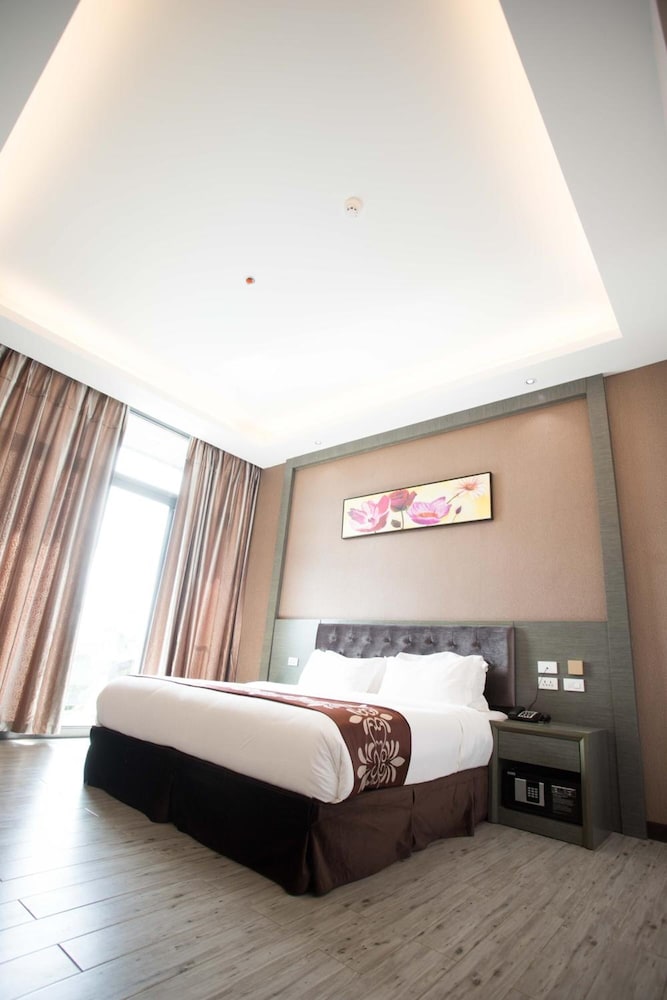 Vienna Hotel 32/65